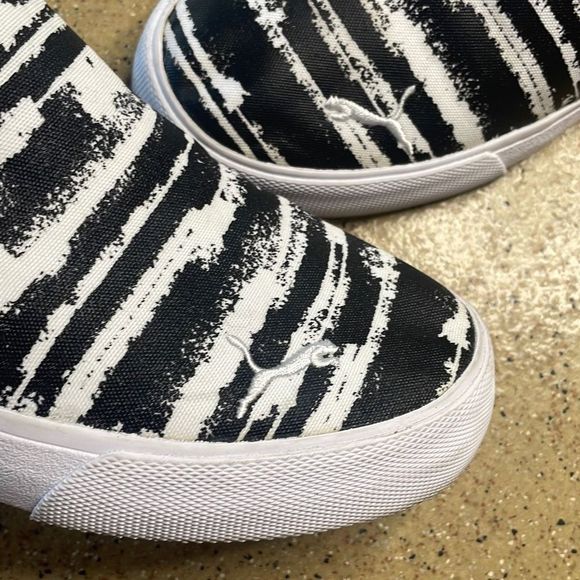Puma Soft Foam Black & White Abstract Striped Canvas Slip On Sneakers sz 8.5 - Picture 6 of 11